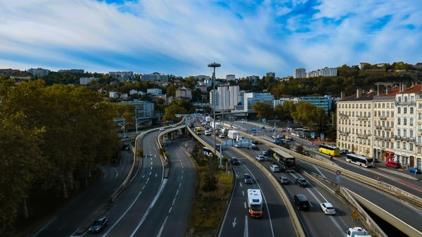 Transport routier à Lyon : vos options pour une logistique efficace